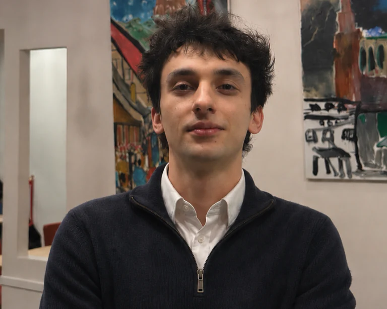 Portrait d'Erik-Mihai Solomon, co-fondateur de SITOT