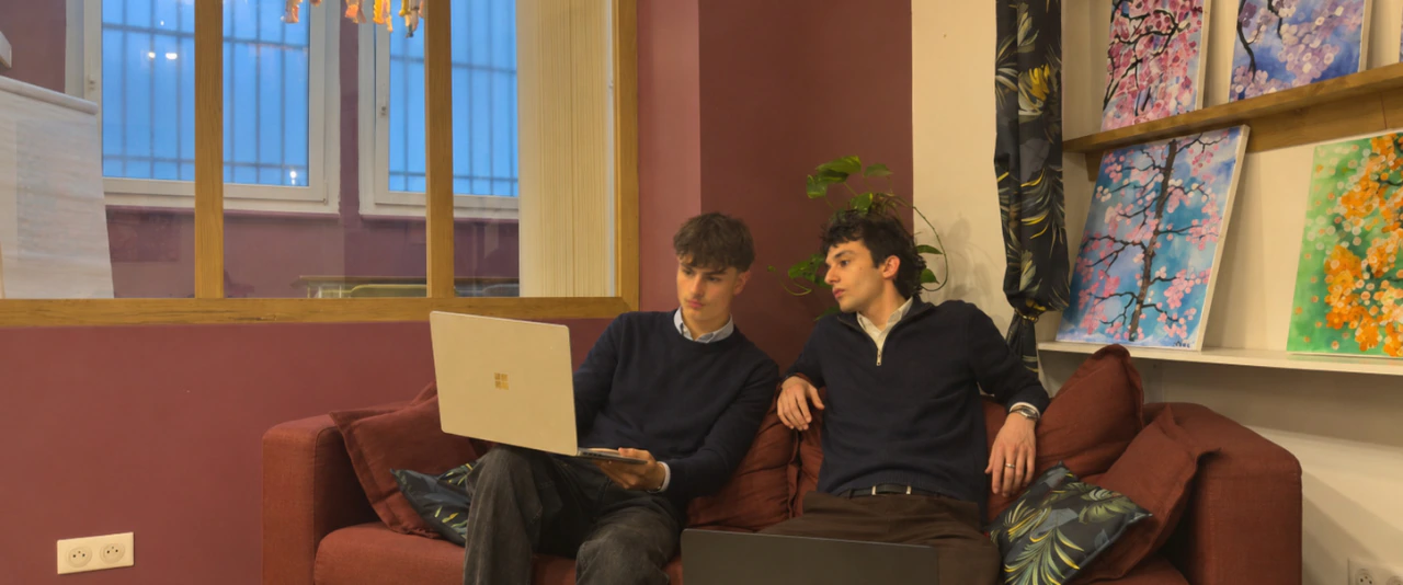 Erik et Marco au travail dans l'atelier SITOT, ordinateurs portables sur les genoux